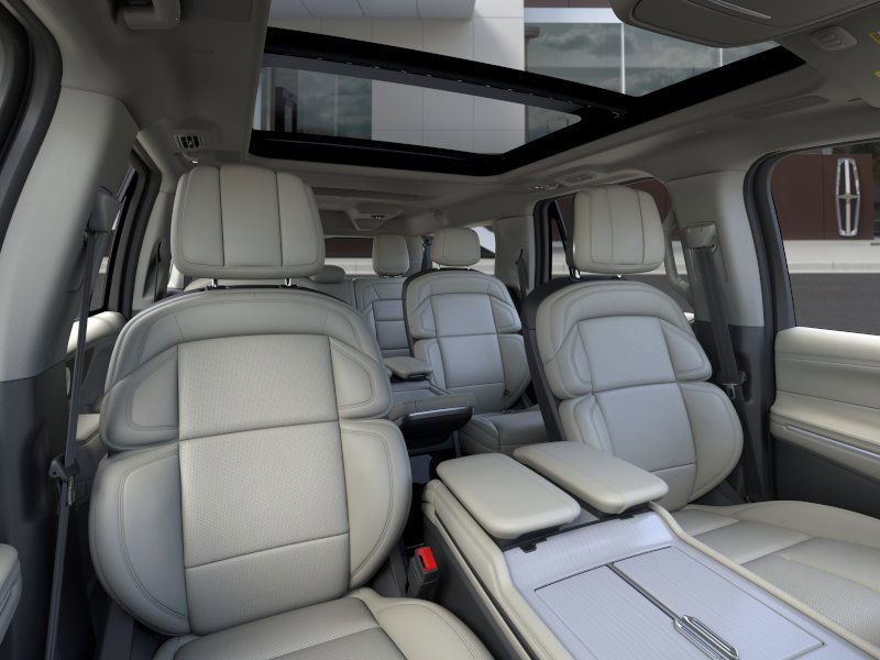 Thumbnail: 2025 Lincoln Navigator L - 10