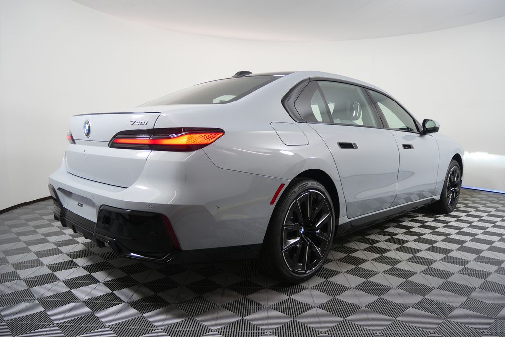 Thumbnail: 2026 BMW 7 Series - 3
