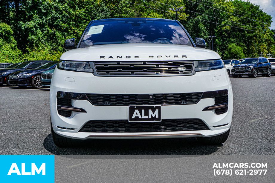Used 2023 White Land Rover SE Dynamic image 9
