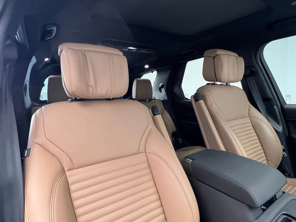 Thumbnail: 2025 Land Rover Discovery - 7