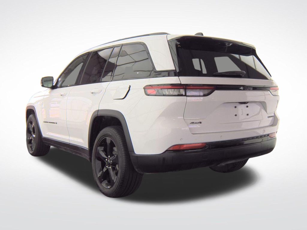 2025 Bright White Clearcoat Jeep Grand Cherokee Limited 4X4 SUV