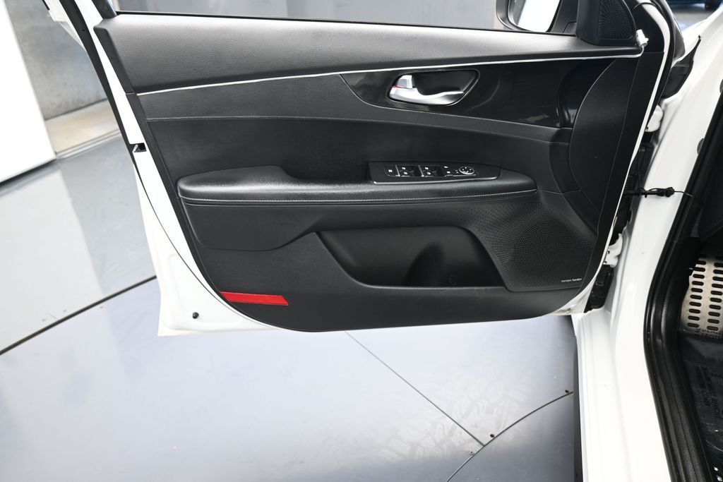 Used 2024 Snow White Pearl Kia GT-Line image 14
