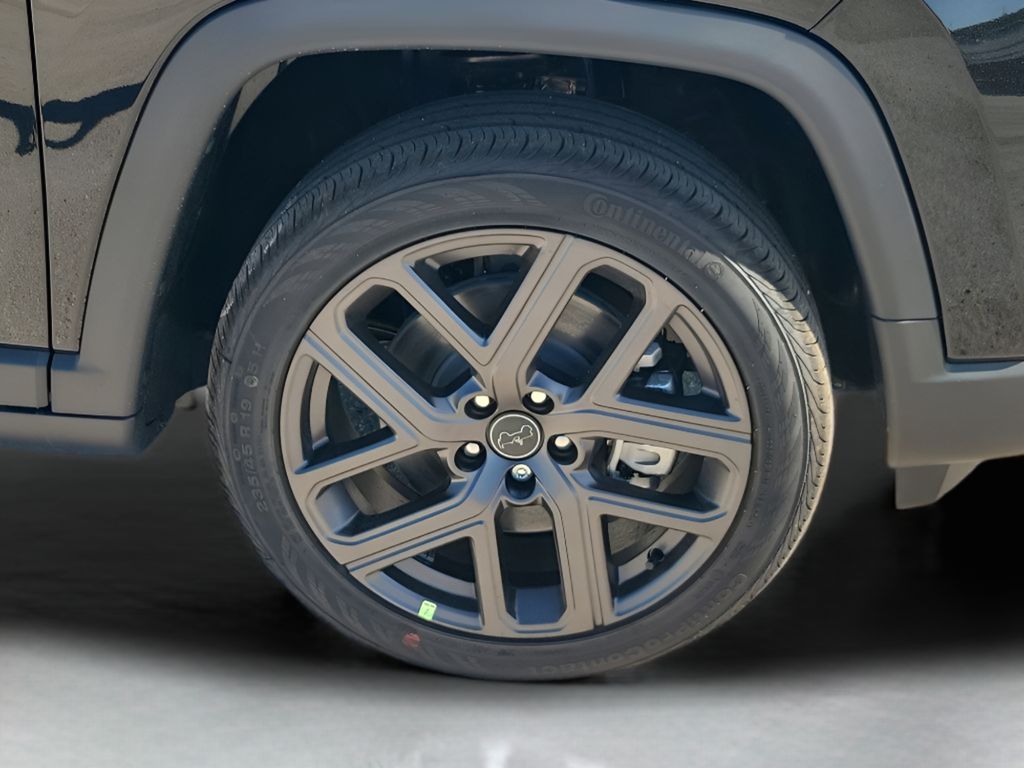 New 2026 Black Jeep Latitude image 20