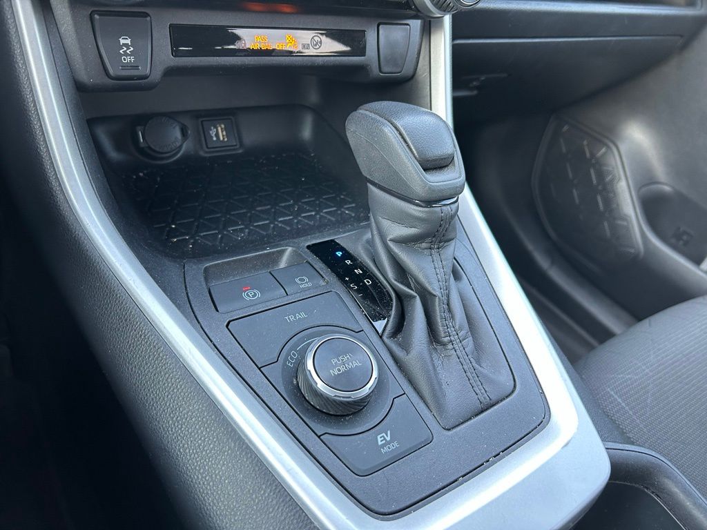 2024 Toyota RAV4 XLE 27