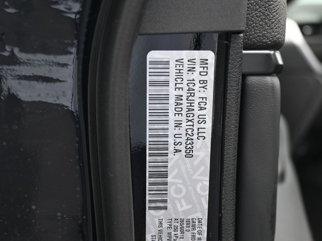 New 2026 Diamond Black Crystal Pearlcoat Jeep Laredo image 18