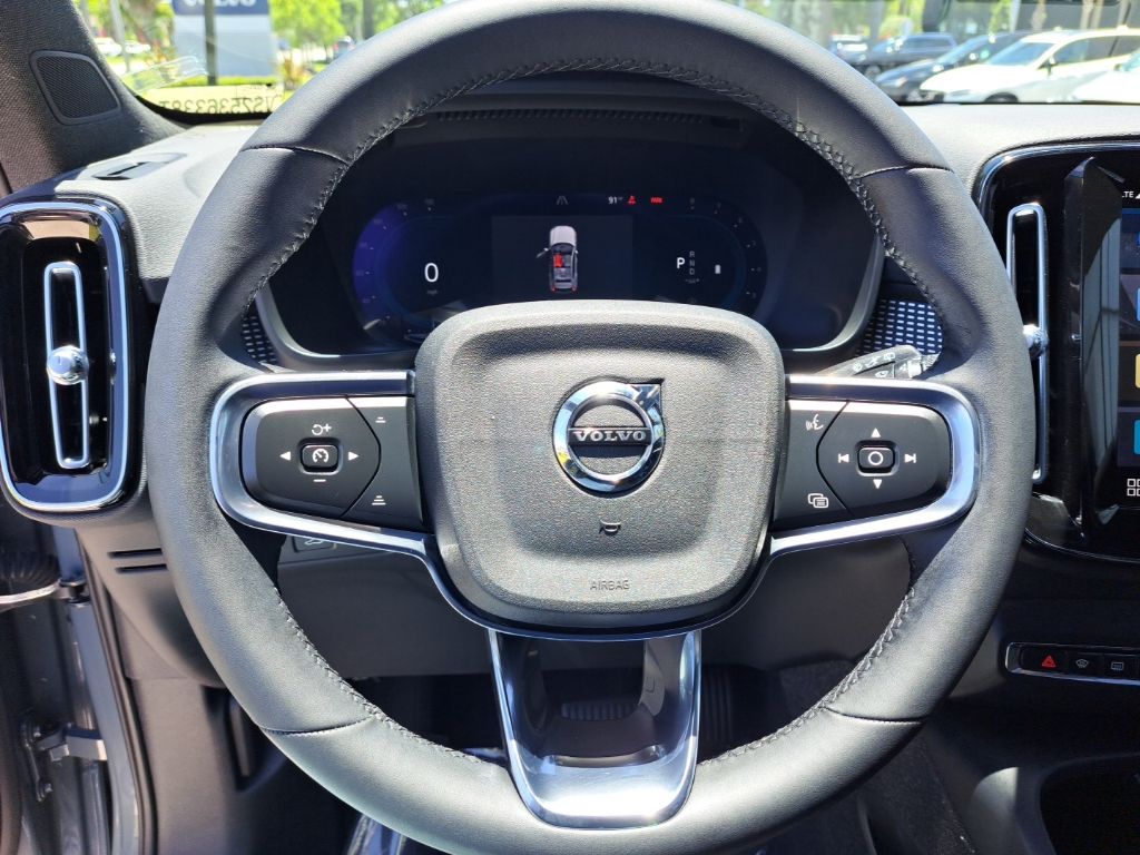 2023 Volvo XC40 Plus - Photo 17