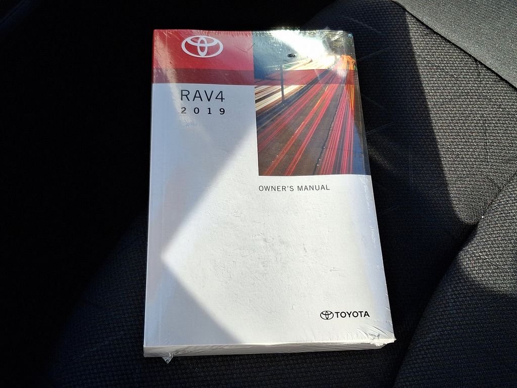 2019 Toyota RAV4 XLE 24