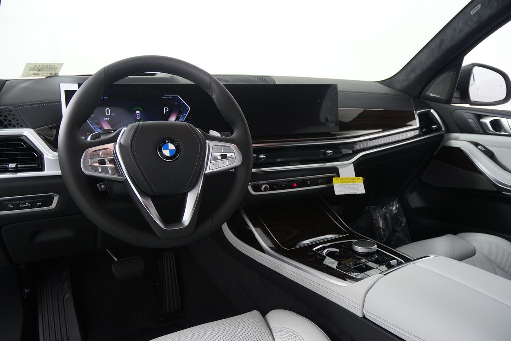 Thumbnail: 2026 BMW X7 - 21