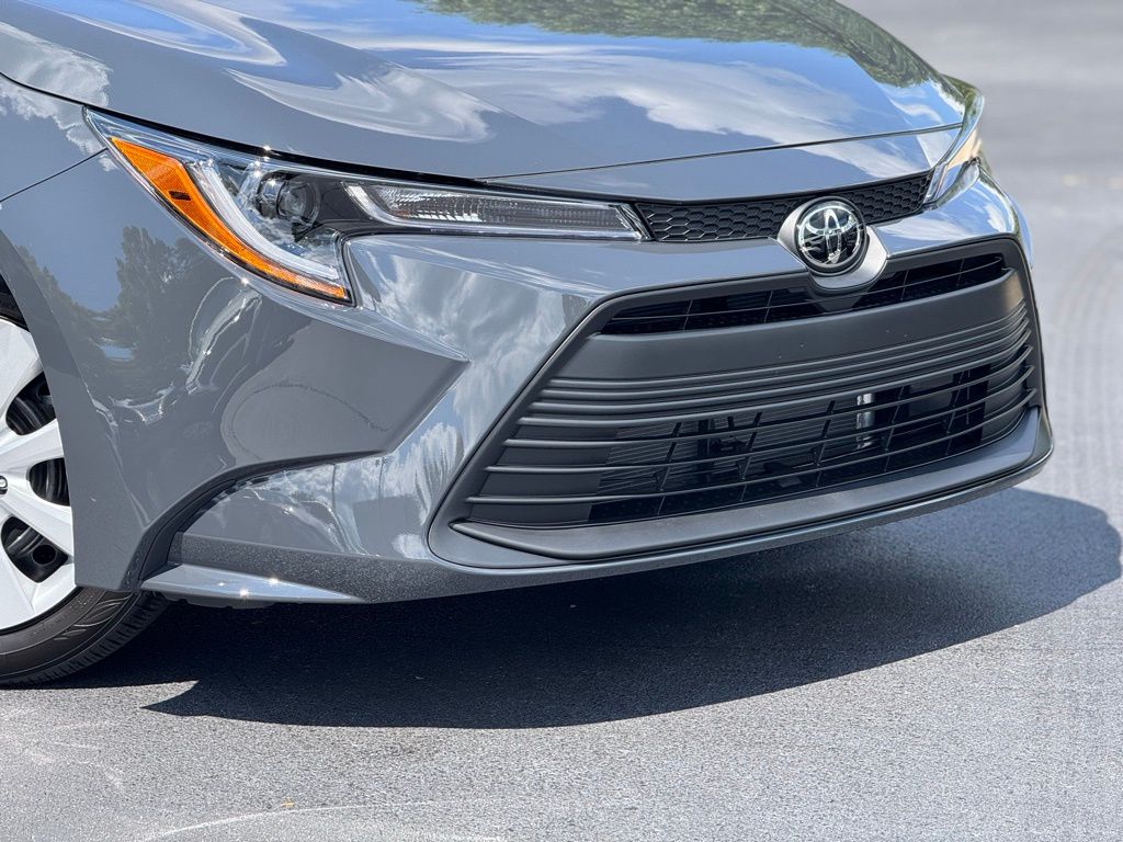 2025 Toyota Corolla LE photo 4