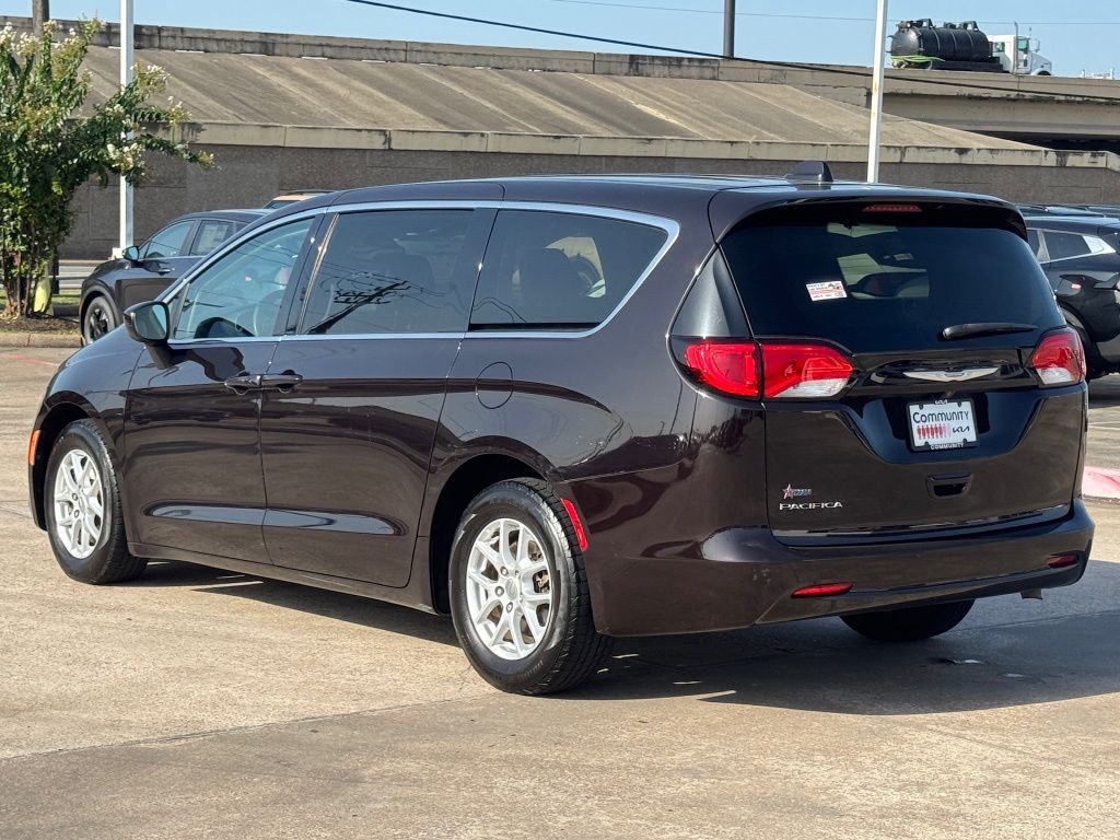 2017 Chrysler Pacifica LX - 11