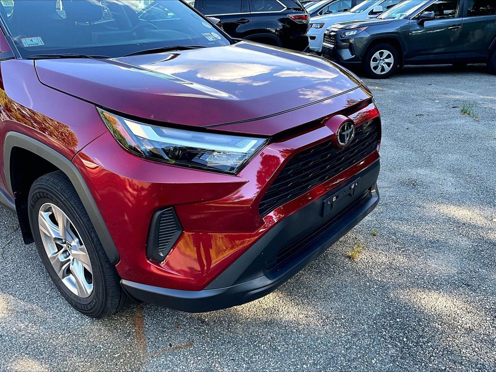 2025 Toyota RAV4 — photo 8