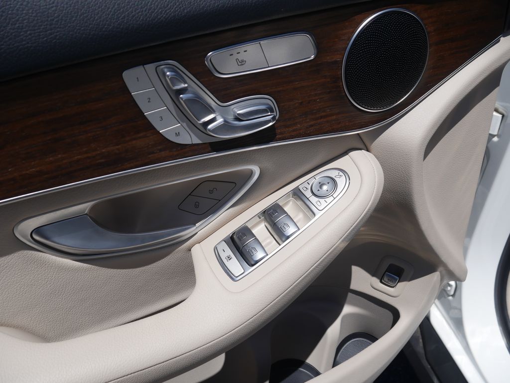 Thumbnail: 2022 Mercedes-Benz GLC - 16