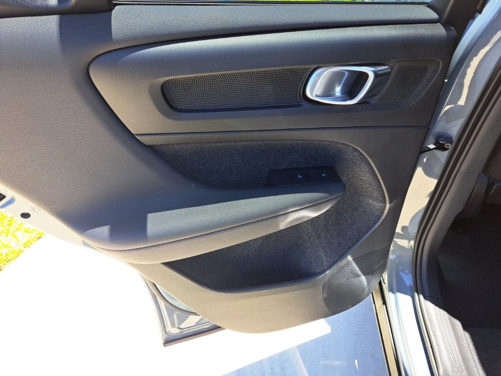 2023 Volvo XC40 Plus - Photo 9