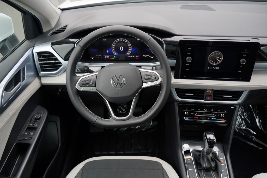 2025 Volkswagen Taos SE 12