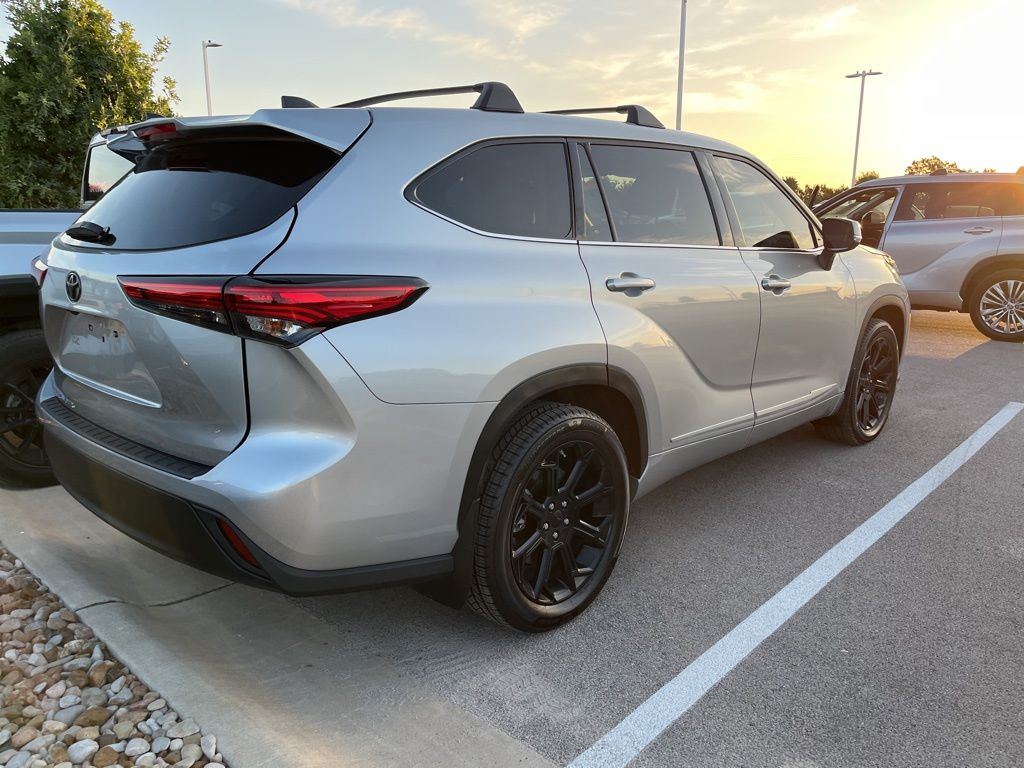 Thumbnail: 2022 Toyota Highlander - 3