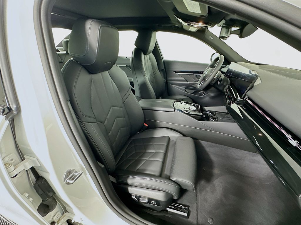 Thumbnail: 2025 BMW 5 Series - 28