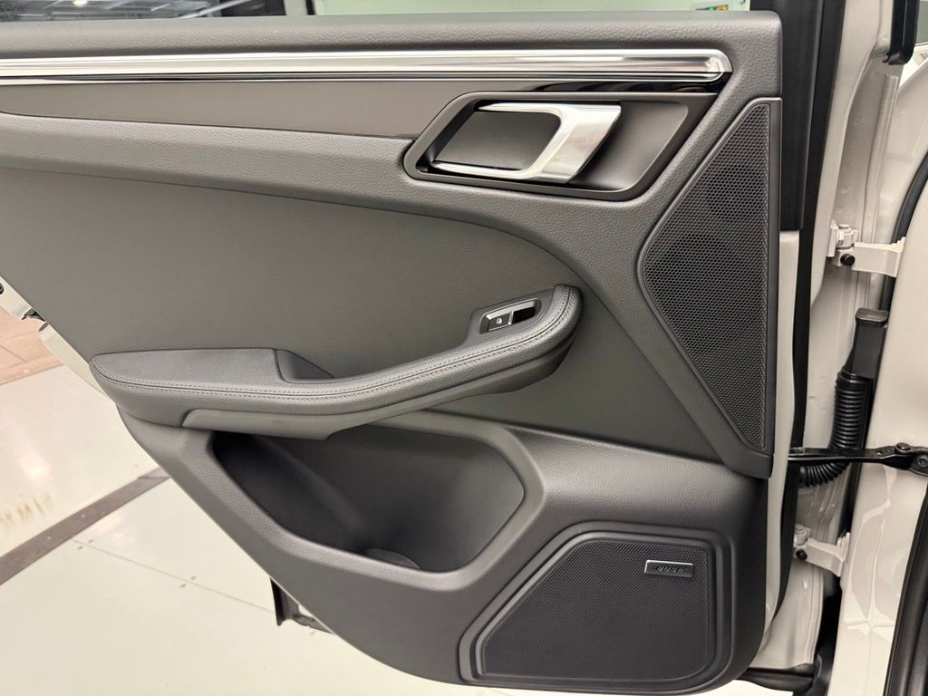 Thumbnail: 2026 Porsche Macan - 26