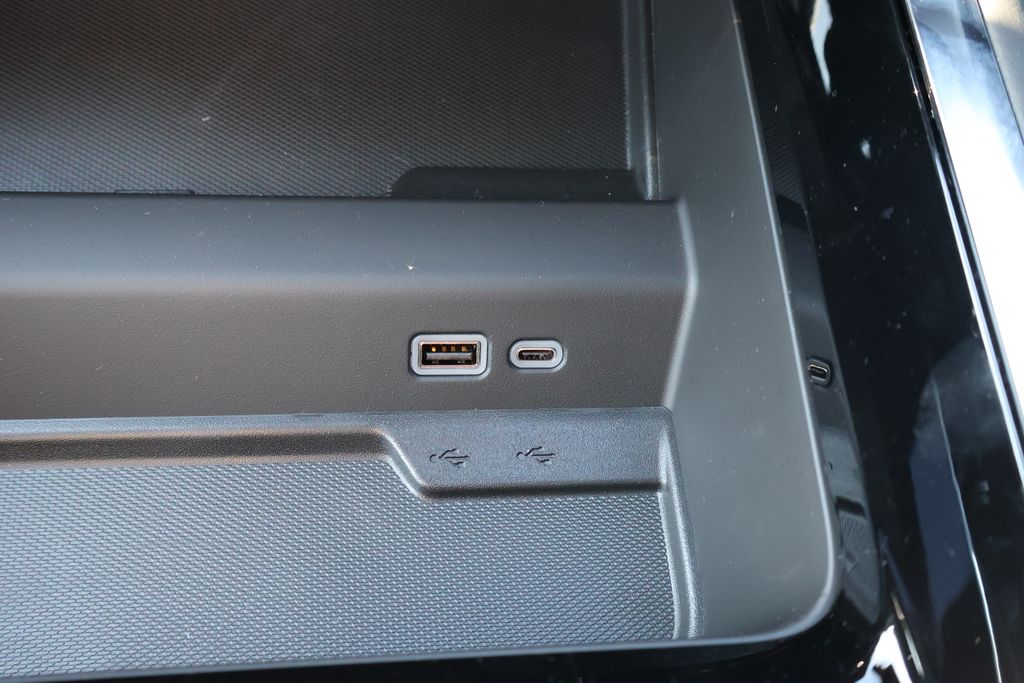 Thumbnail: 2025 Chevrolet Suburban - 32