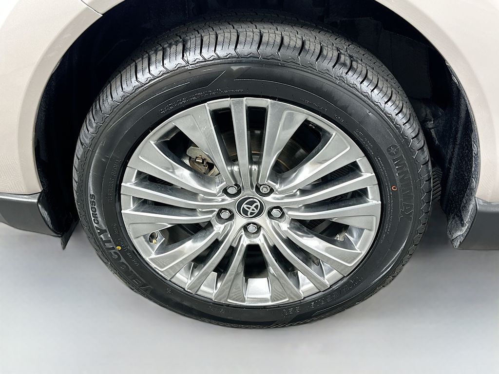 Thumbnail: 2023 Toyota Venza - 30
