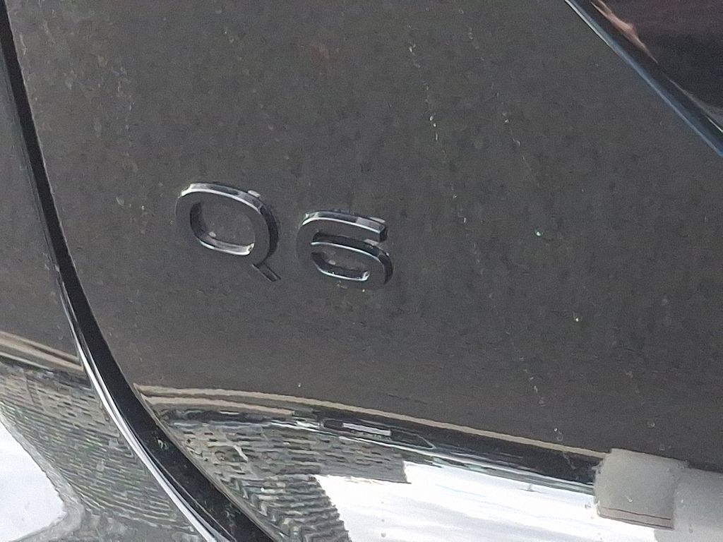 Thumbnail: 2025 Audi Q6 e-tron - 30