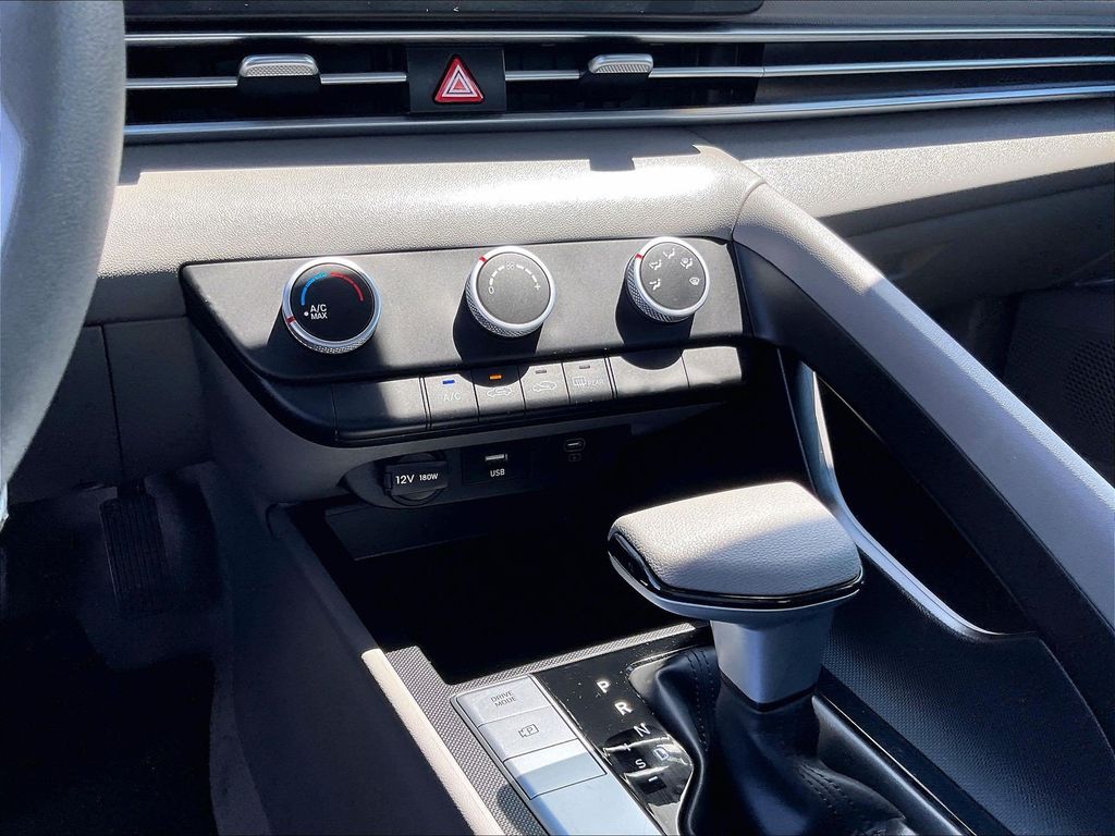 2025 Hyundai Elantra — photo 25