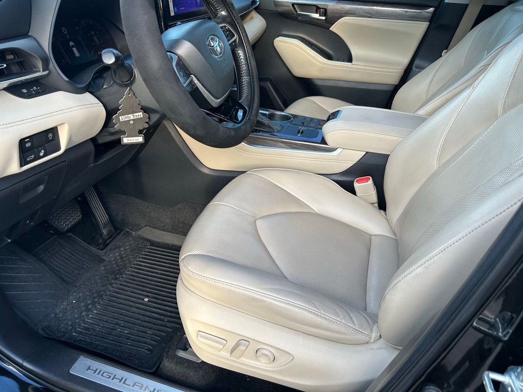 Thumbnail: 2023 Toyota Highlander - 14