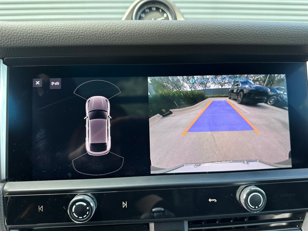 Thumbnail: 2023 Porsche Macan - 30