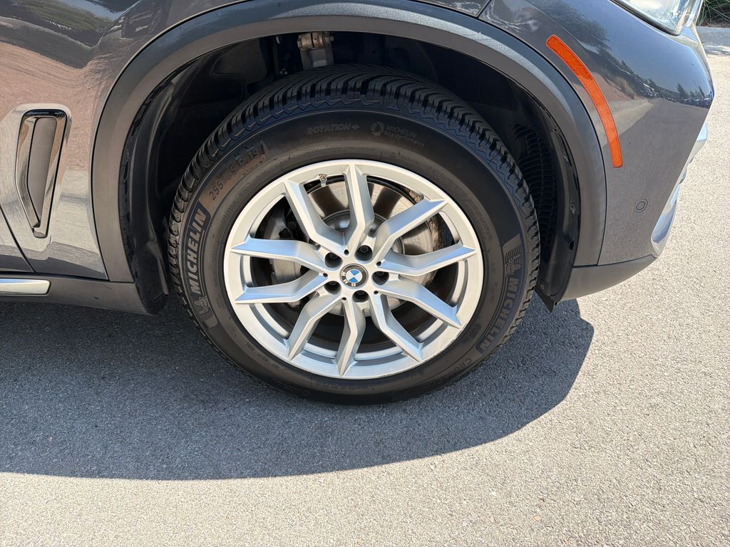Used 2019 Gray BMW xDrive40i image 16