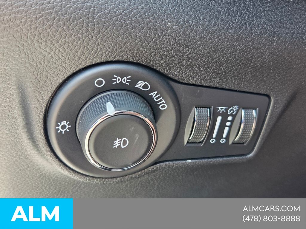 Used 2025 White Jeep Limited image 28