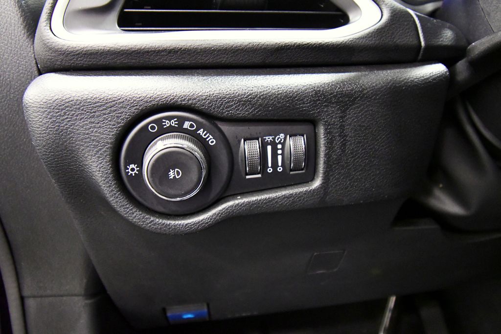 Used 2025 Chrysler Pacifica Van
