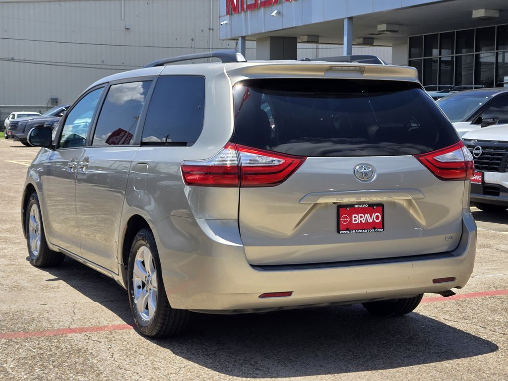 2017 Toyota Sienna LE - 5
