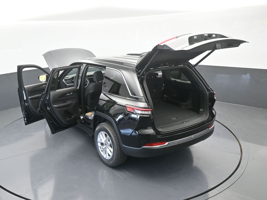 New 2026 Diamond Black Crystal Pearlcoat Jeep Laredo image 60