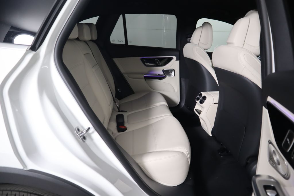 2025 Mercedes-Benz GLC 300 24