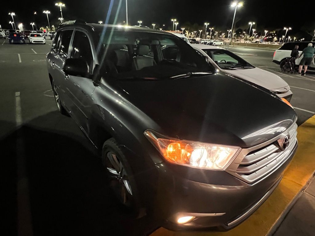 Thumbnail: 2013 Toyota Highlander - 2