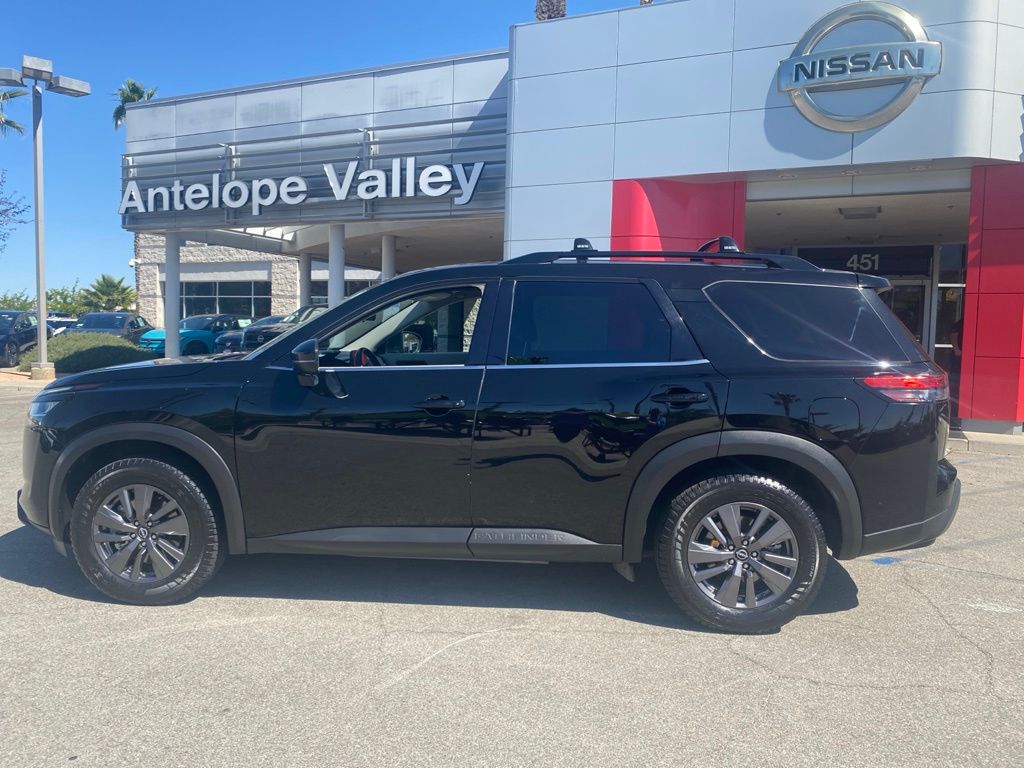 View vehicle photo 3