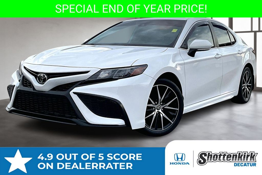 2022 Toyota Camry SE's photo