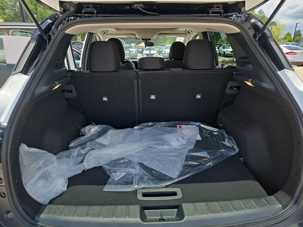 2025 Aspen White Tricoat/Super Black Nissan Kicks SV FWD SUV