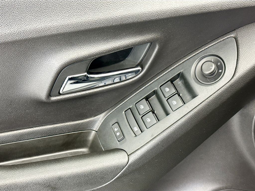 Thumbnail: 2019 Chevrolet Trax - 21