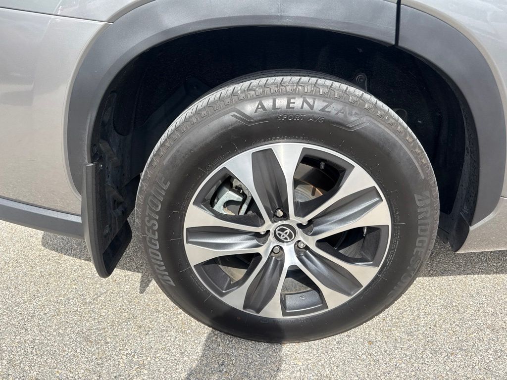 Used 2025  Toyota XLE image 12