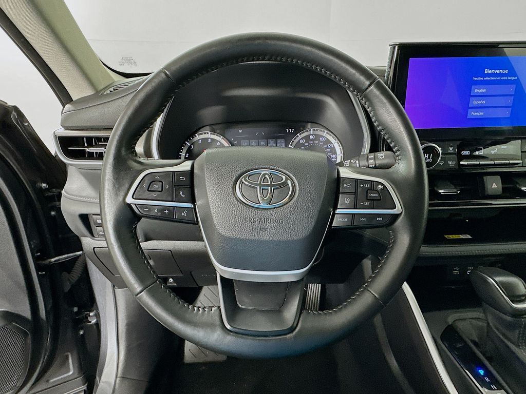 Thumbnail: 2023 Toyota Highlander - 11