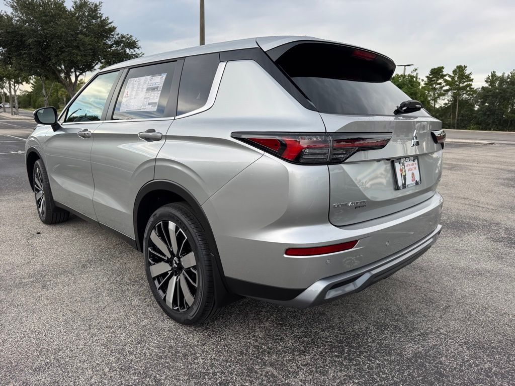 2025 Mitsubishi Outlander SE photo 3
