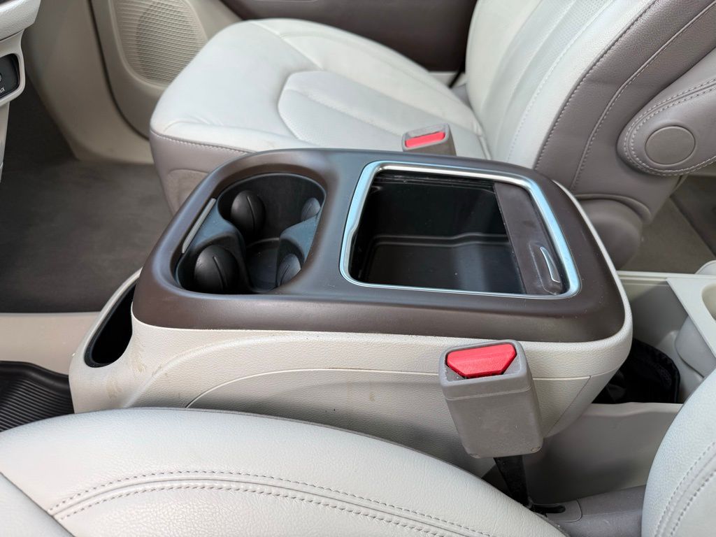 Thumbnail: 2017 Chrysler Pacifica - 21