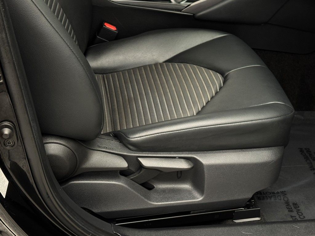 2019 Toyota Camry SE 16