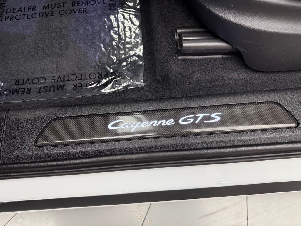 Thumbnail: 2023 Porsche Cayenne - 25
