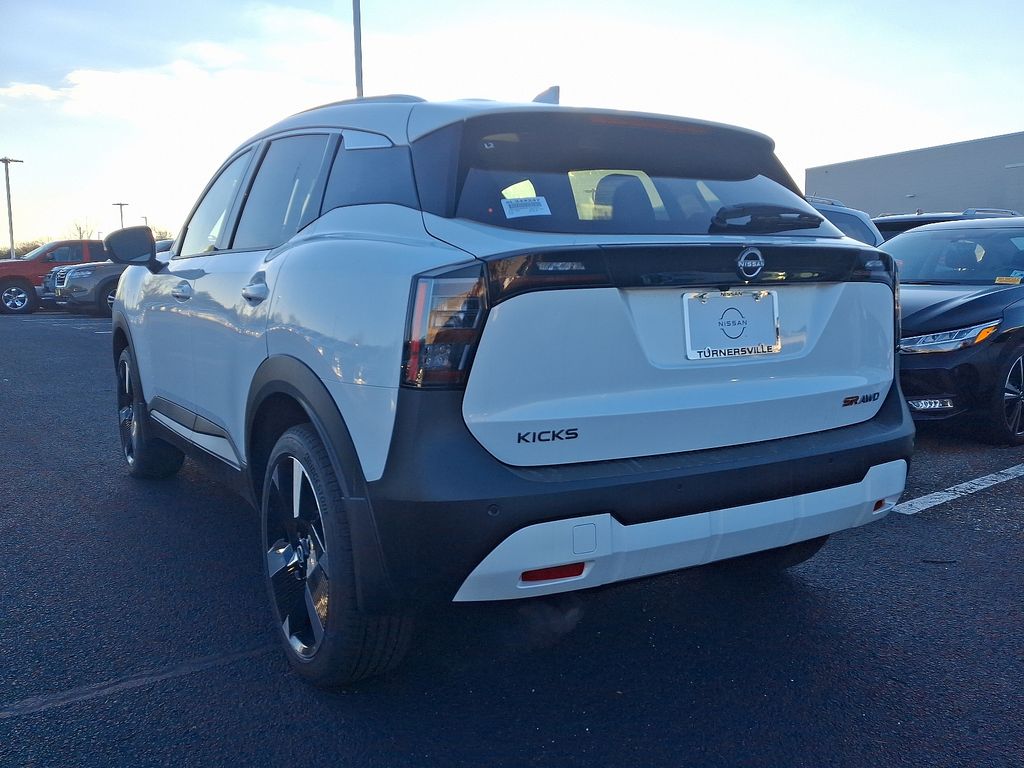 2025 Nissan Kicks SR 3