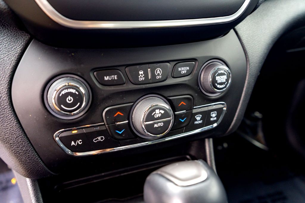 Used Car 2022 Jeep Cherokee  Latitude Lux For Sale Under $25,000 In Taylor, Texas