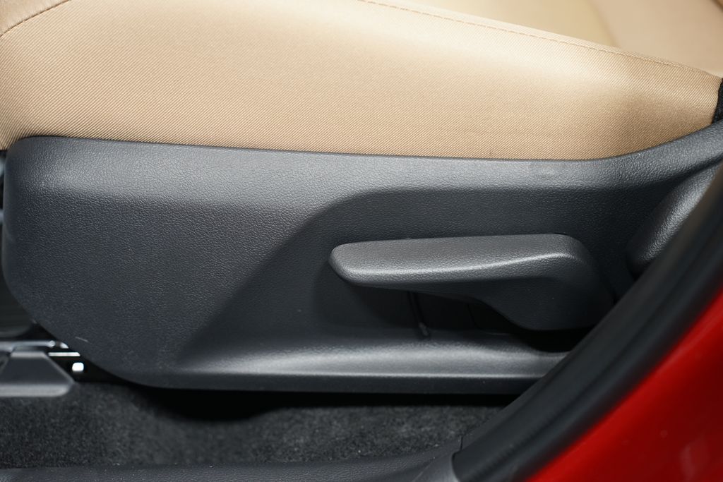 Thumbnail: 2025 Toyota RAV4 - 32