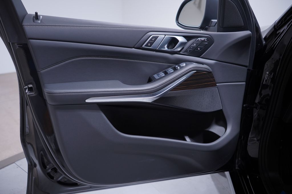 Thumbnail: 2025 BMW X7 - 17