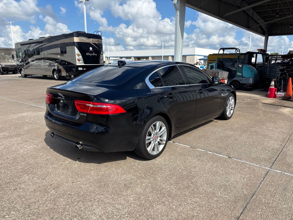 2019 Jaguar XE 25t Premium - 4
