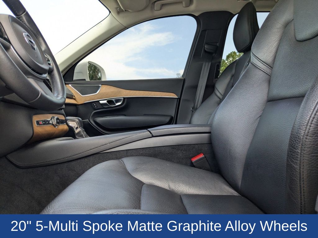2022 Volvo XC90 T6 Momentum 6-Passenger